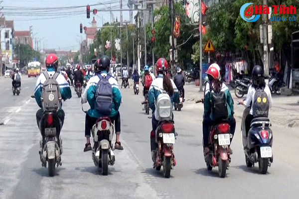 nhan nhan hoc sinh thi xa ky anh vi pham luat giao thong