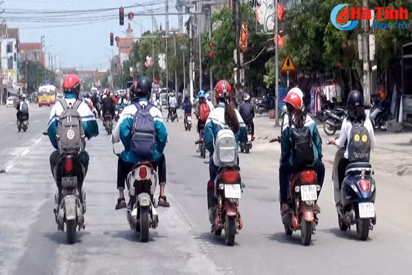 nhan nhan hoc sinh thi xa ky anh vi pham luat giao thong