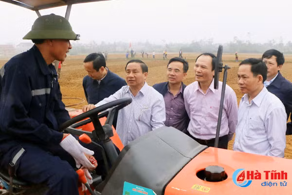 bi thu tinh uy dong vien nong dan san xuat dau xuan