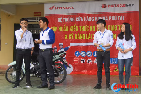 hoc sinh truong huyen gianh giai nhat cuoc thi atgt quoc gia