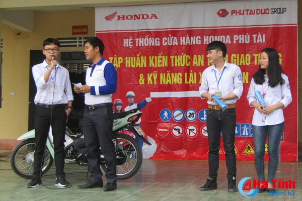 hoc sinh truong huyen gianh giai nhat cuoc thi atgt quoc gia