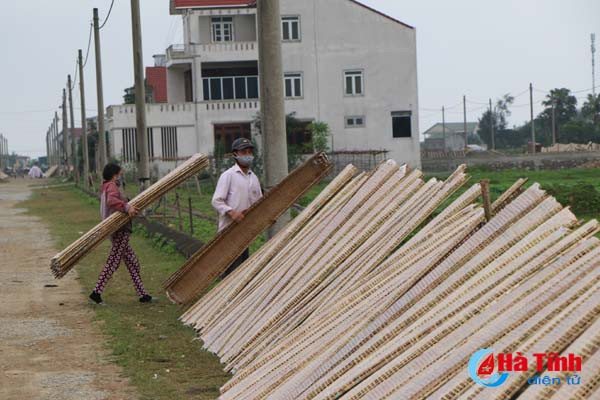 kinh hoang canh banh nem phoi canh bai rac
