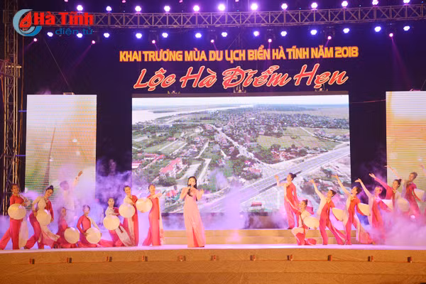 ha tinh tung bung khai truong mua du lich bien nam 2018