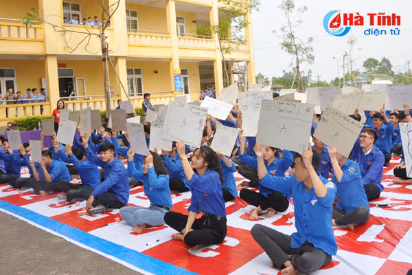 sinh vien truong cd cong nghe ha tinh rung chuong vang bao ve moi truong