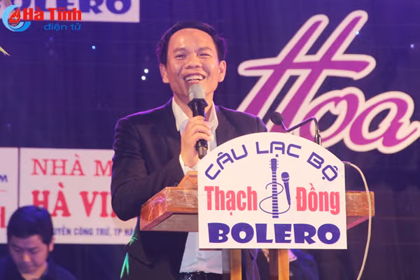 Hơn 2.000 người dân Hà Tĩnh tham gia đêm nhạc bolero “Hoa tím người xưa”