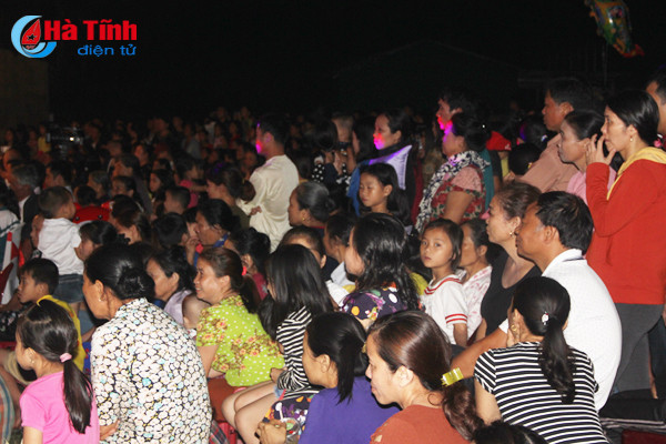 Hơn 2.000 người dân Hà Tĩnh tham gia đêm nhạc bolero “Hoa tím người xưa”