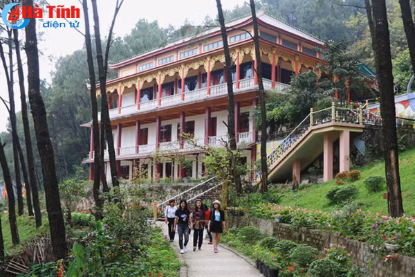 Photo: Độc đáo ngôi chùa nằm trong hang đá ở Hà Tĩnh