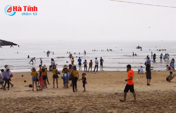 photo thoi tiet khong thuan khach van nuom nuop den thien cam