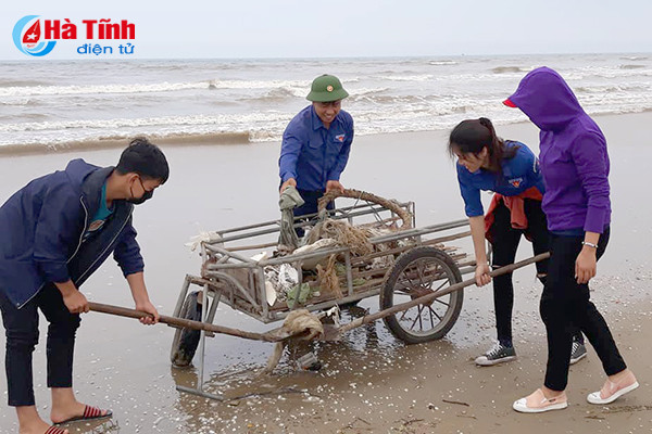 gan 2 700 luot doan vien thanh nien ha tinh ra quan ve sinh bai bien