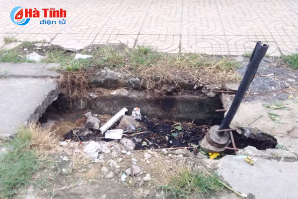 muong thoat nuoc bay nguoi di duong mat my quan do thi