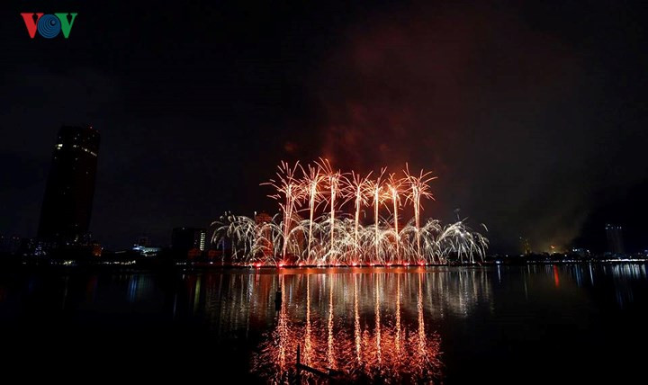 man nhan man trinh dien phao hoa ruc ro tren song han