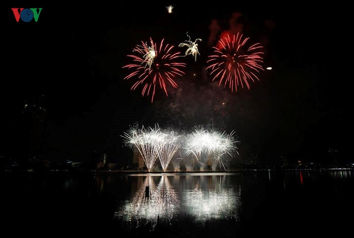 man nhan man trinh dien phao hoa ruc ro tren song han