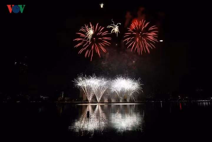 man nhan man trinh dien phao hoa ruc ro tren song han