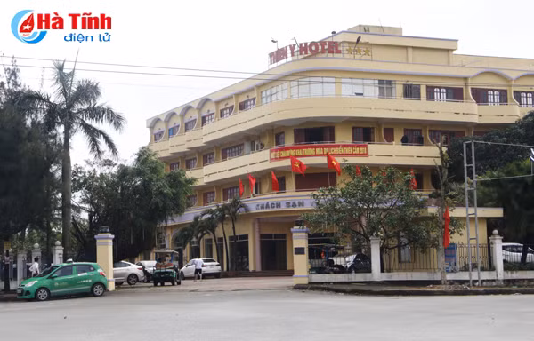 photo thoi tiet khong thuan khach van nuom nuop den thien cam