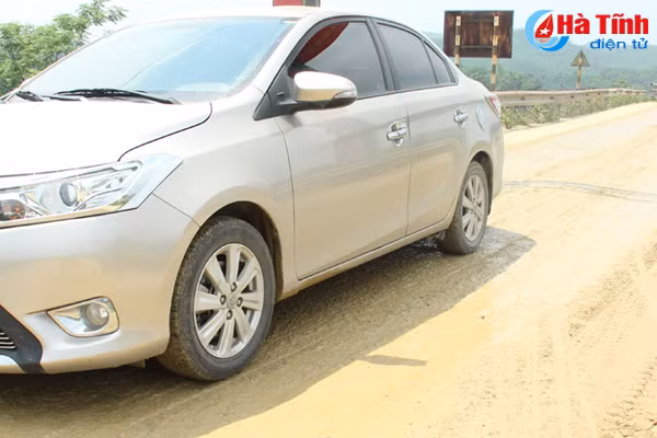 xe cho cat gay o nhiem moi truong anh huong an toan giao thong