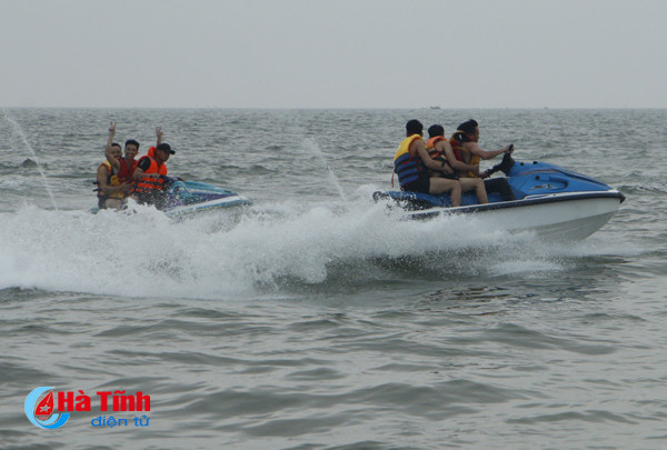 photo thien cam soi dong sau le khai truong du lich bien