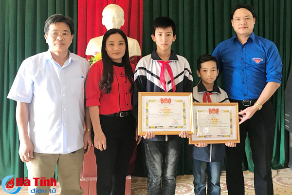 khen thuong 2 hoc sinh huong son nhat duoc cua roi tra lai nguoi danh mat