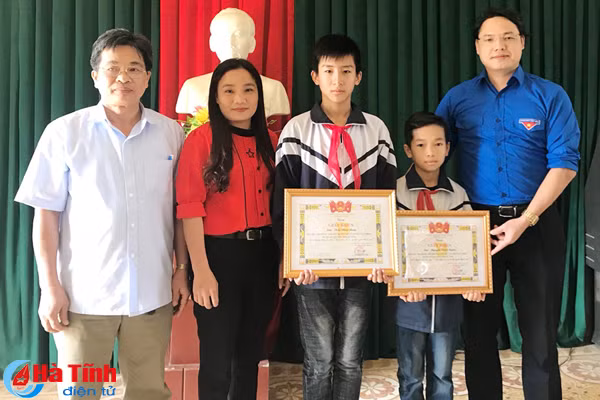 khen thuong 2 hoc sinh huong son nhat duoc cua roi tra lai nguoi danh mat