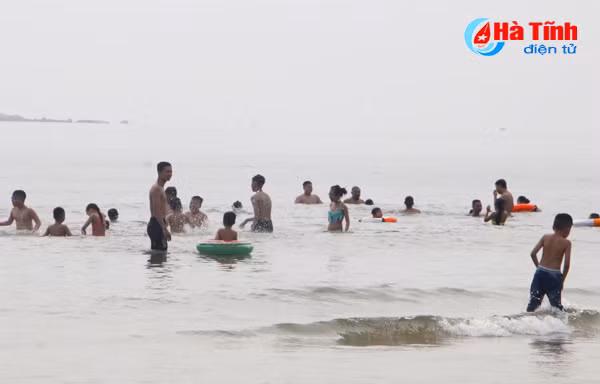 photo thoi tiet khong thuan khach van nuom nuop den thien cam