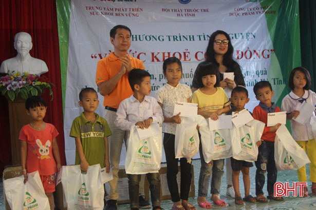 kham cap thuoc mien phi cho nhan dan xa duc bong