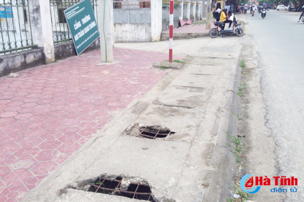 muong thoat nuoc bay nguoi di duong mat my quan do thi