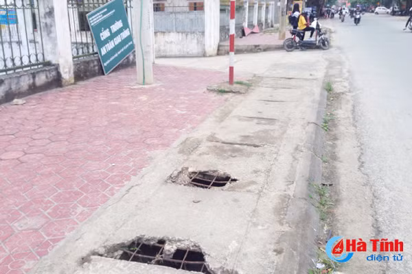 muong thoat nuoc bay nguoi di duong mat my quan do thi