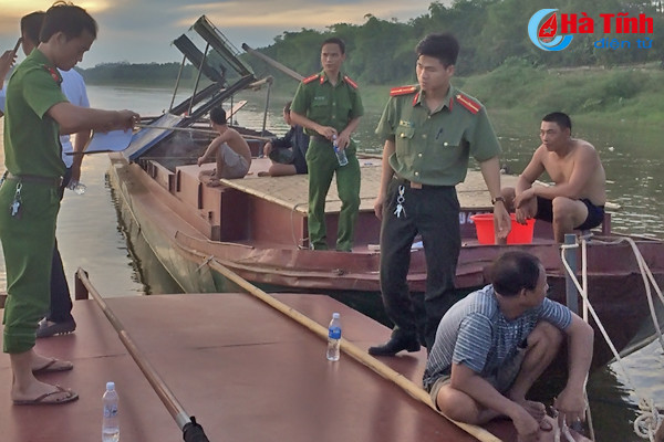 bat giu xu ly 24 vu khai thac cat trai phep tren song