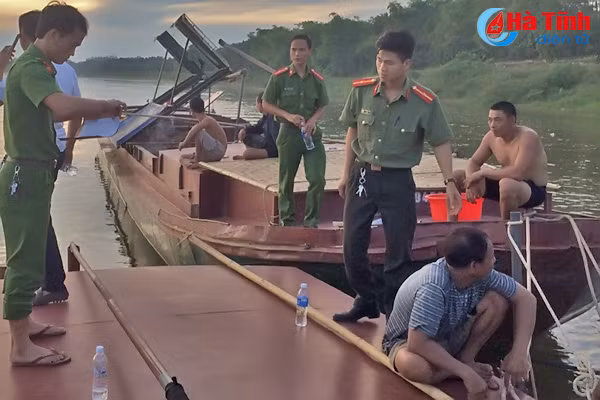 bat giu xu ly 24 vu khai thac cat trai phep tren song