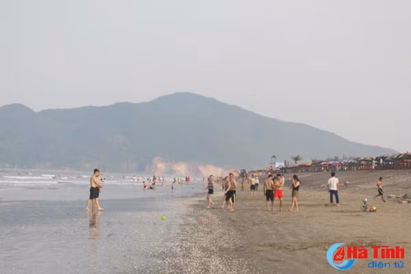 chua khai truong bien xuan hai da don ca nghin du khach