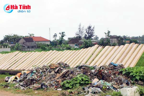 kinh hoang canh banh nem phoi canh bai rac