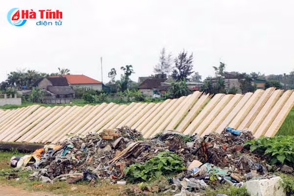 kinh hoang canh banh nem phoi canh bai rac