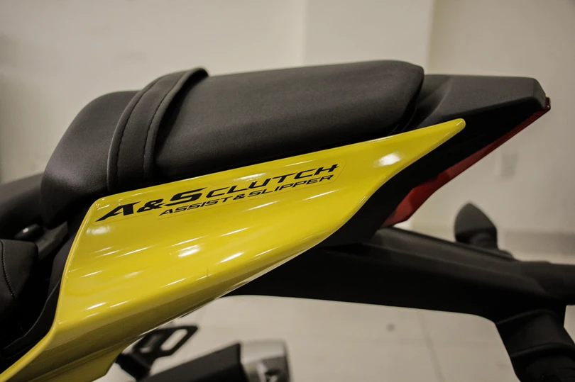 yamaha yzf r15 mau vang racing ve viet nam gia 78 trieu