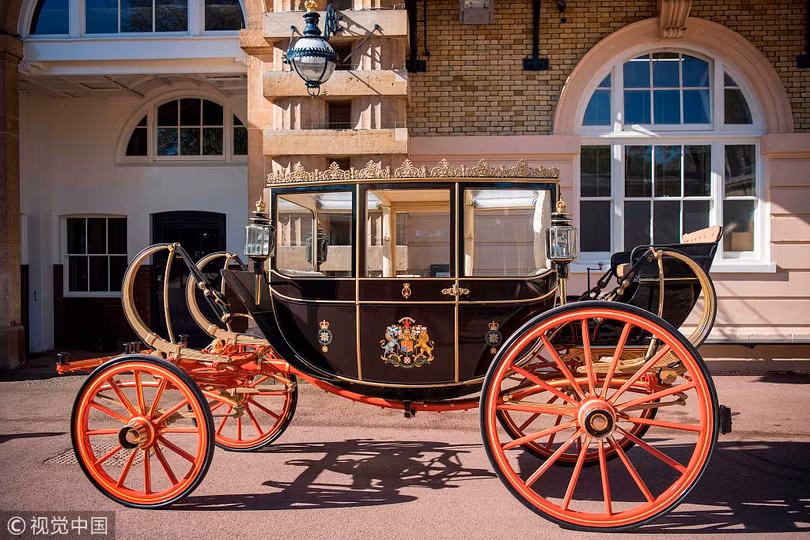 chiem nguong nhung co xe dung trong dam cuoi hoang tu harry va vi hon the meghan markle