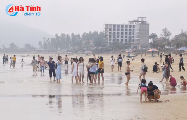 photo thoi tiet khong thuan khach van nuom nuop den thien cam