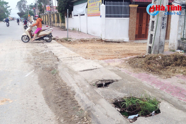 muong thoat nuoc bay nguoi di duong mat my quan do thi