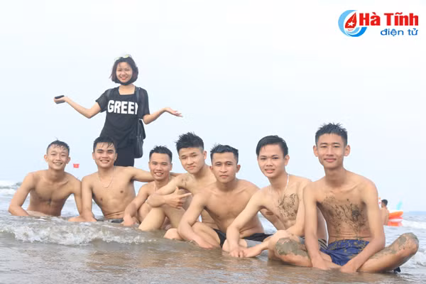 chua khai truong bien xuan hai da don ca nghin du khach