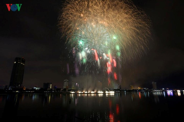 man nhan man trinh dien phao hoa ruc ro tren song han