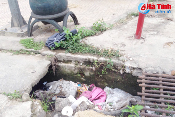 muong thoat nuoc bay nguoi di duong mat my quan do thi