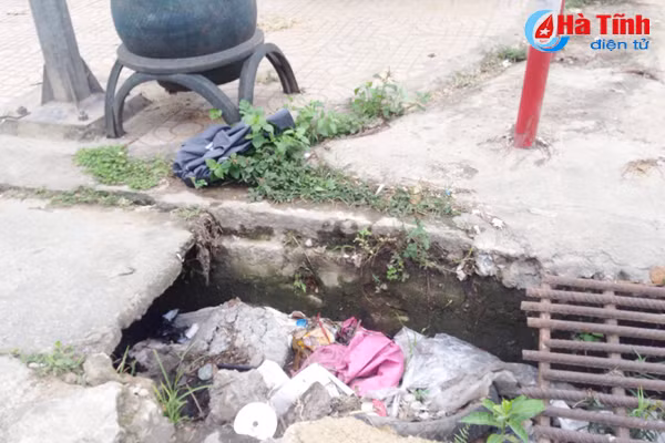 muong thoat nuoc bay nguoi di duong mat my quan do thi