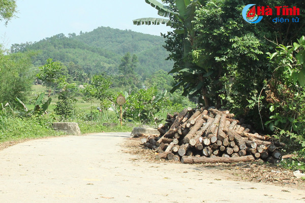 nguy co mat an toan giao thong do tap ket keo ven duong o ha tinh