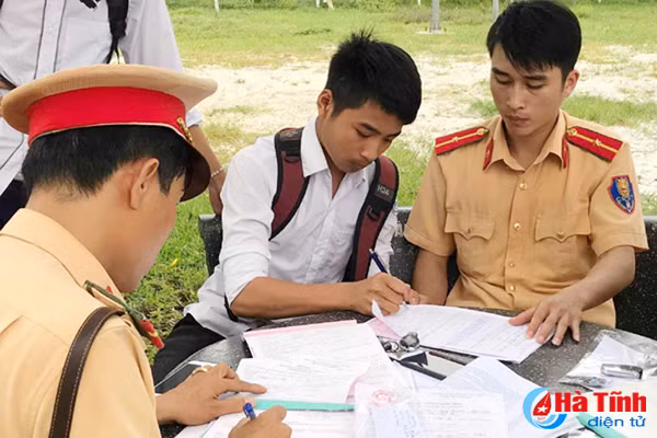 xu ly 115 hoc sinh vi pham trat tu atgt tam giu 79 phuong tien