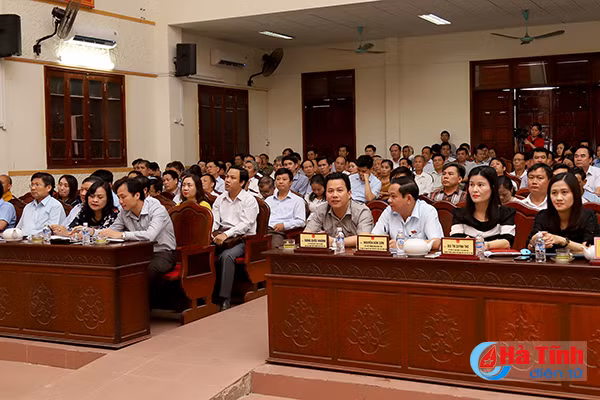 chu tich ubnd tinh dua tx hong linh xung tam do thi phia bac ha tinh