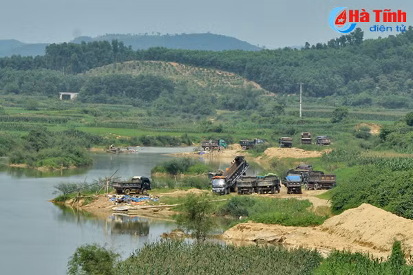 xe cho cat gay o nhiem moi truong anh huong an toan giao thong