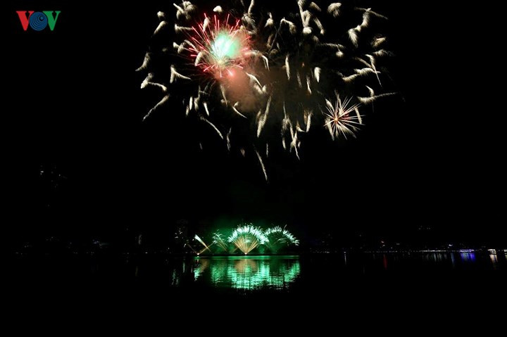 man nhan man trinh dien phao hoa ruc ro tren song han