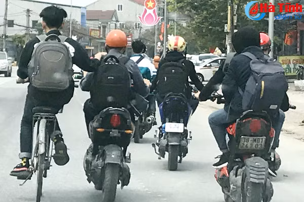 nhan nhan hoc sinh thi xa ky anh vi pham luat giao thong