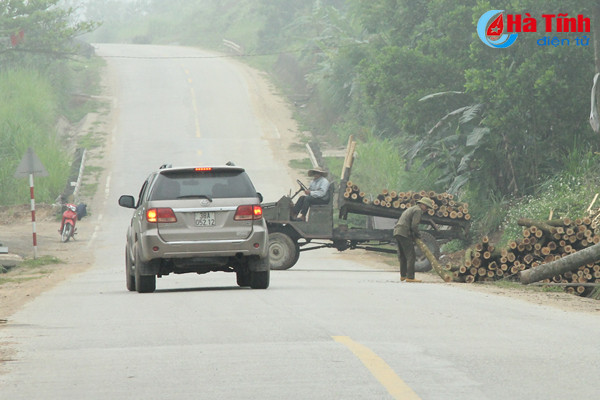 nguy co mat an toan giao thong do tap ket keo ven duong o ha tinh