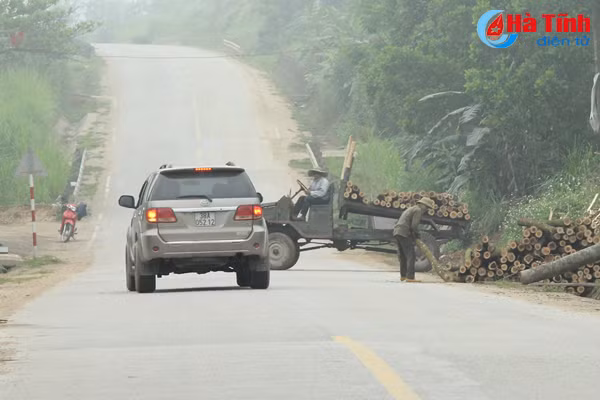 nguy co mat an toan giao thong do tap ket keo ven duong o ha tinh