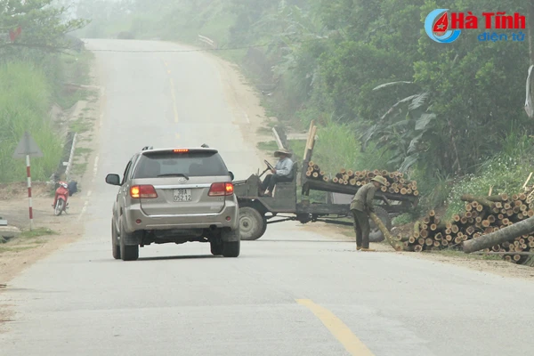 nguy co mat an toan giao thong do tap ket keo ven duong o ha tinh