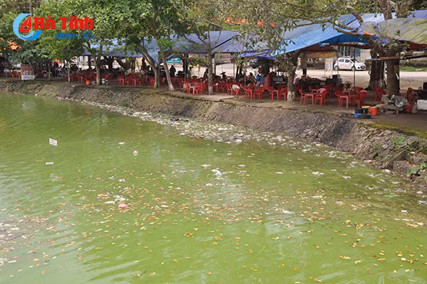 Video: Kinh hãi cảnh ô nhiễm hồ điều hòa đẹp nhất phố núi Hà Tĩnh