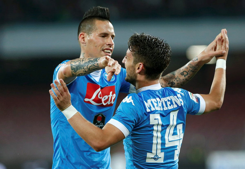 Napoli (Italy): Cùng với Juventus, Napoli chính thức đại diện cho bóng đá xứ sở mỳ ống dự giải đấu cúp số một châu Âu mùa 2018/19. Câu lạc bộ chủ sân San Paolo từng là ứng viên số một trong cuộc đua giành danh hiệu Serie A mùa này. Tuy nhiên, sự hụt hơi ở những vòng đấu gần đây khiến Napoli phải trở thành kẻ bám đuổi Juventus trong cuộc cạnh tranh Scudetto mùa 2017/18. xac dinh 9 doi bong lon du champions league mua 2018 19